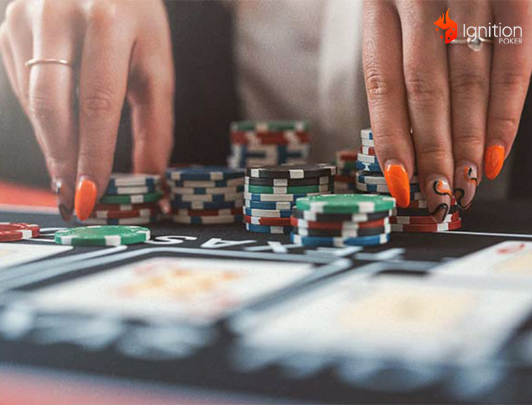 apuesta fichas poker Jugadora moviendo sus fichas de poker