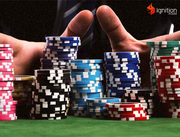 bote fichas apuestas Manos sosteniendo las fichas de poker