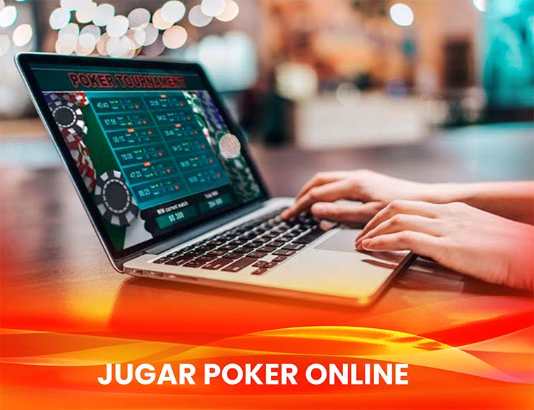 Persona jugando poker desde una computadora