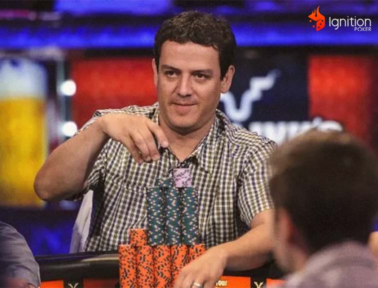 carlos mortensen jugador Carlos Mortensen en un torneo de poker con sus fichas