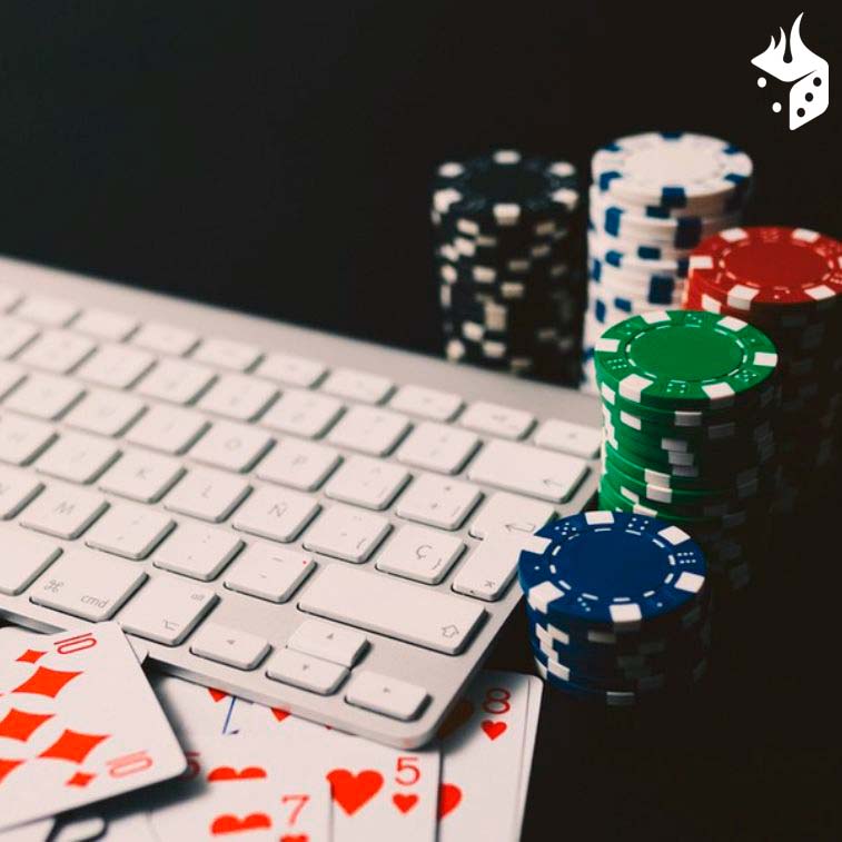 cartas fichas poker Fichas y cartas de poker sobre un teclado