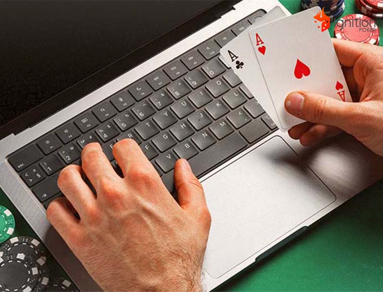 cartas poker apostar Manos masculinas sosteniendo dos cartas frente a una computadora