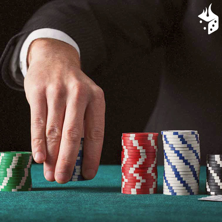 cassino chip dumping Mão masculina segurando fichas de cassino