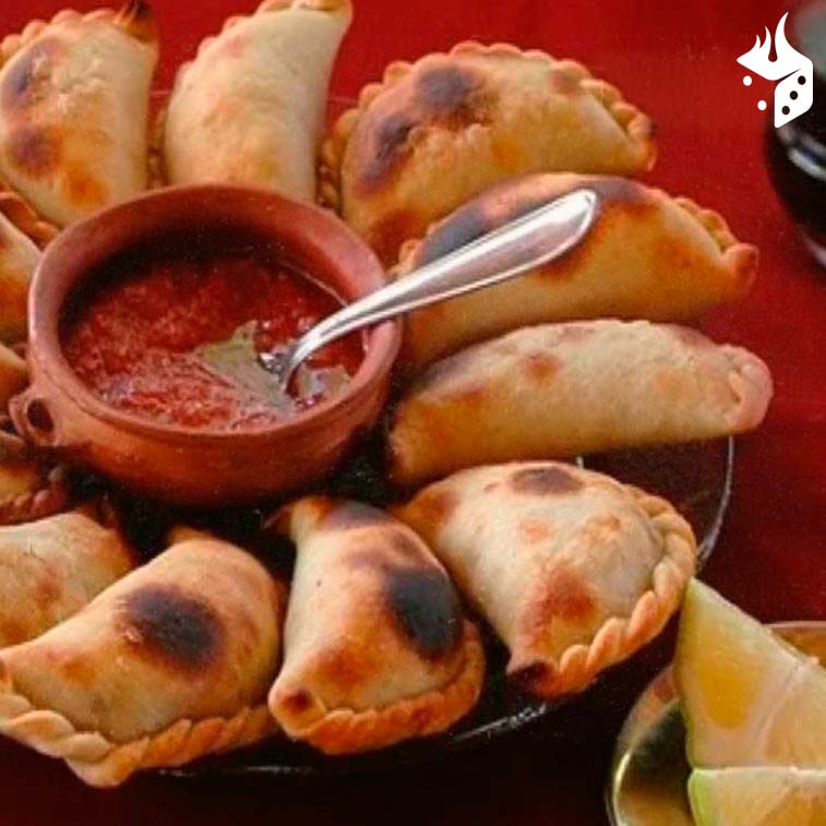 Un plato lleno de empanadas salteñas