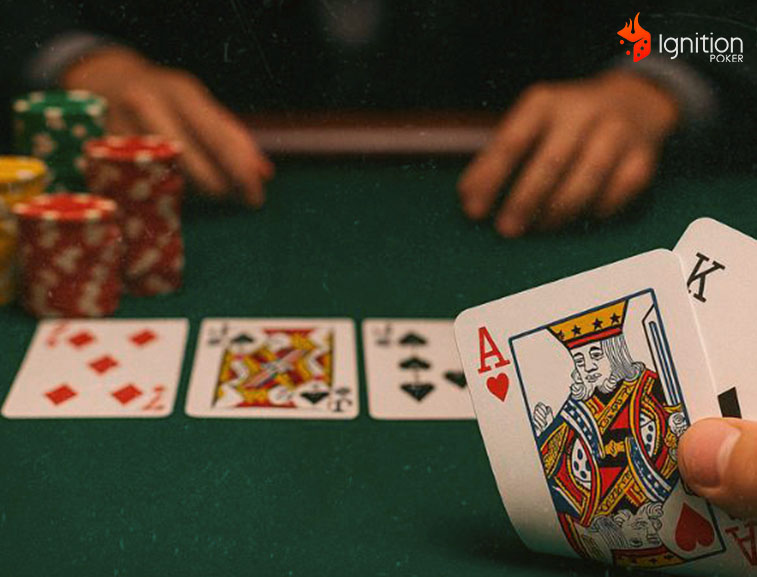 exemplo bad beat poker Mão com cartas A-A em primeiro plano, cartas do board e fichas ao fundo