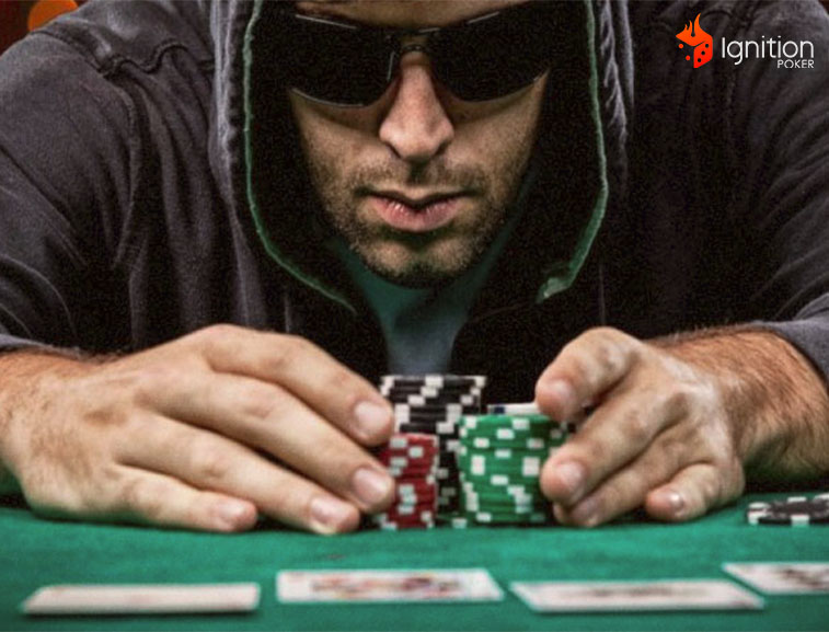 jogador poker fichas Jogador com fichas de cassino e baralho de poker