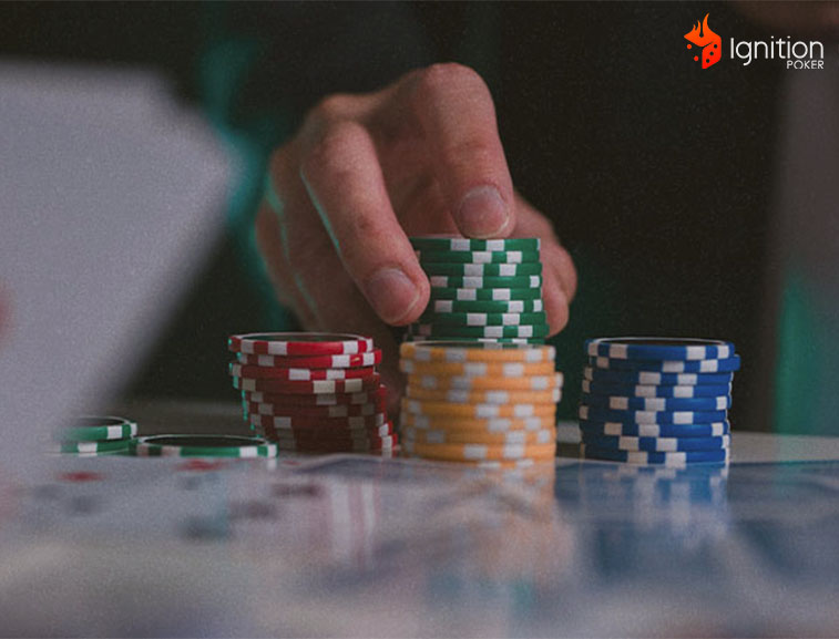 jugador stack fichas Mano acomodando fichas de poker