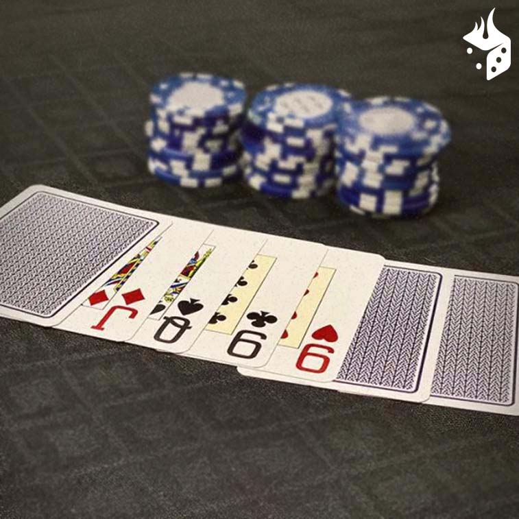 jugando seven card Cartas de baraja y fichas de poker sobre la mesa