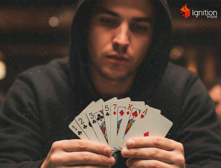 jugar poker online Jugador mostrando sus 7 cartas del juego de poker