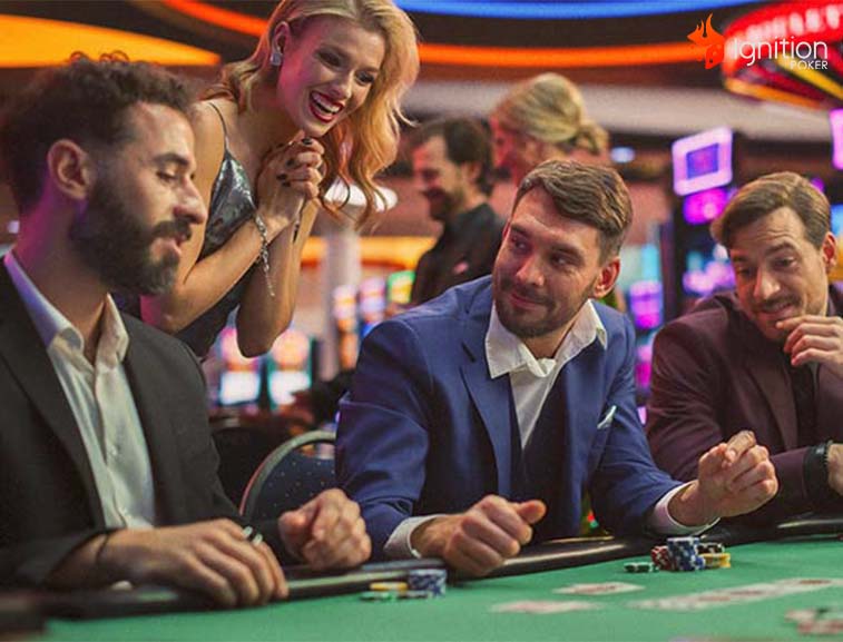 movimento check raise pessoas jogando poker ao vivo.