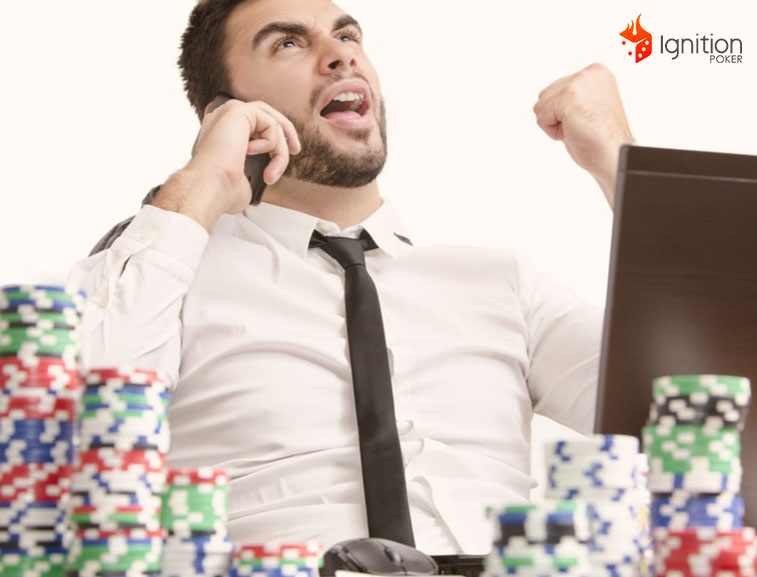 negocios bankroll online Hombre conmemorando una vitória en el poker