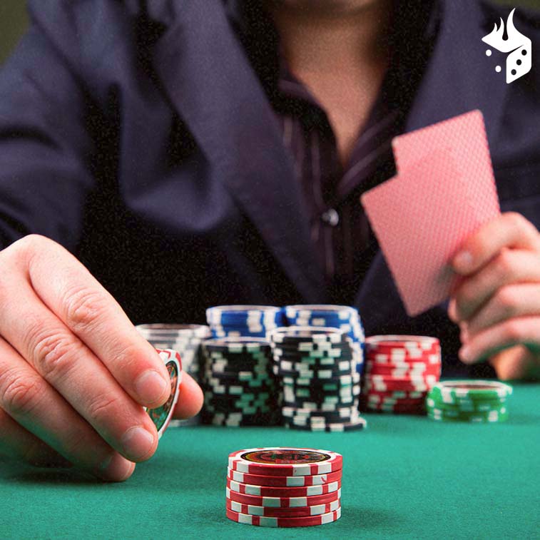 poker check raise homem apostando enquanto segura 2 cartas com a outra mão