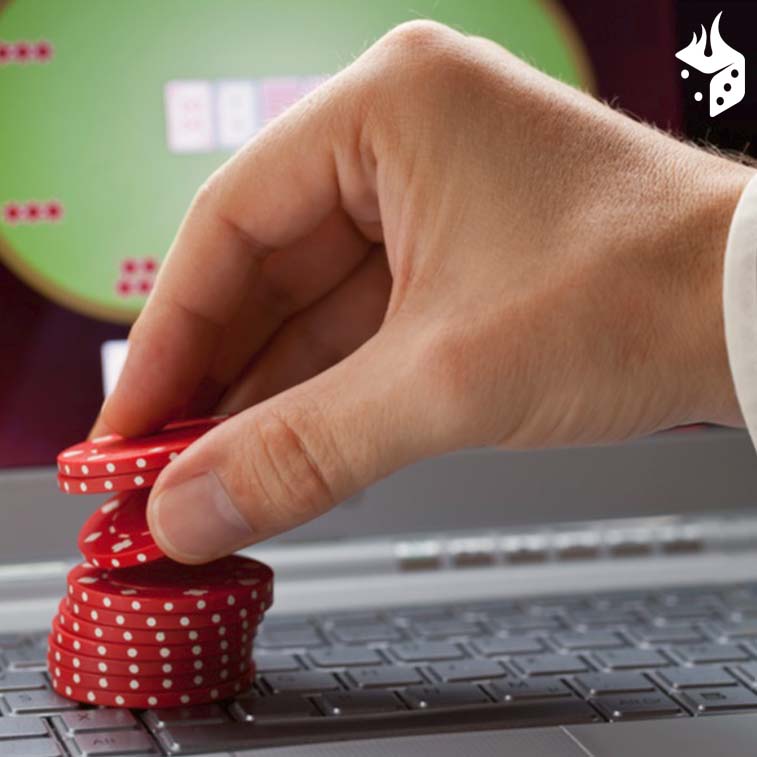 poker online fichas Hombre jugando poker en línea con fichas del juego en manos