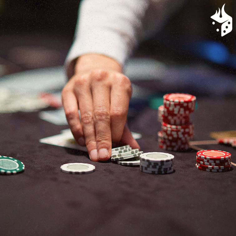 spread limit poker persona separando fichas sobre la mesa de poker